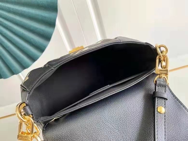 Louis Vuitton Favorite 24Cm Black view 11