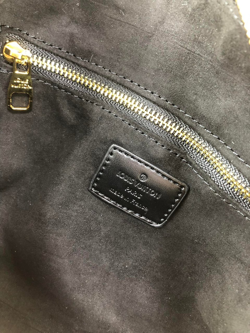 Louis Vuitton Saintong Monogram Canvas Black 22Cm view 3