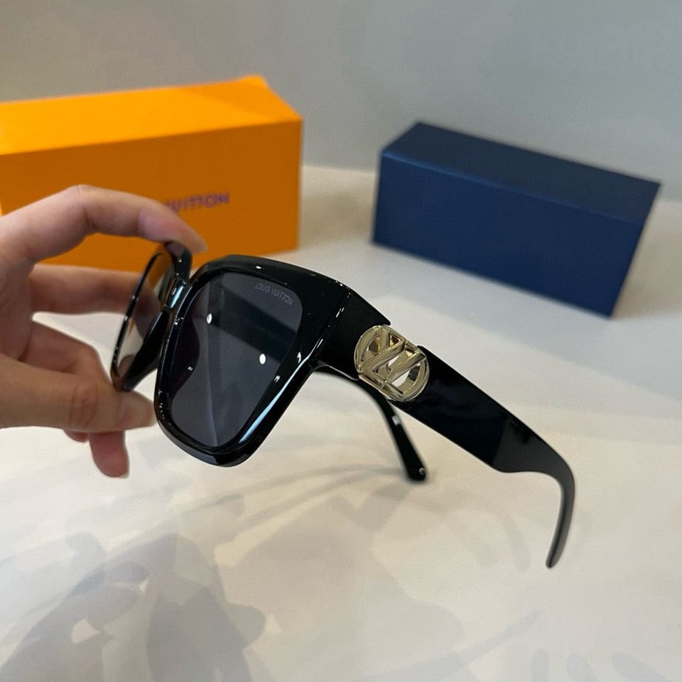 Louis Vuitton LV GO-14 Round Sunglasses view 4