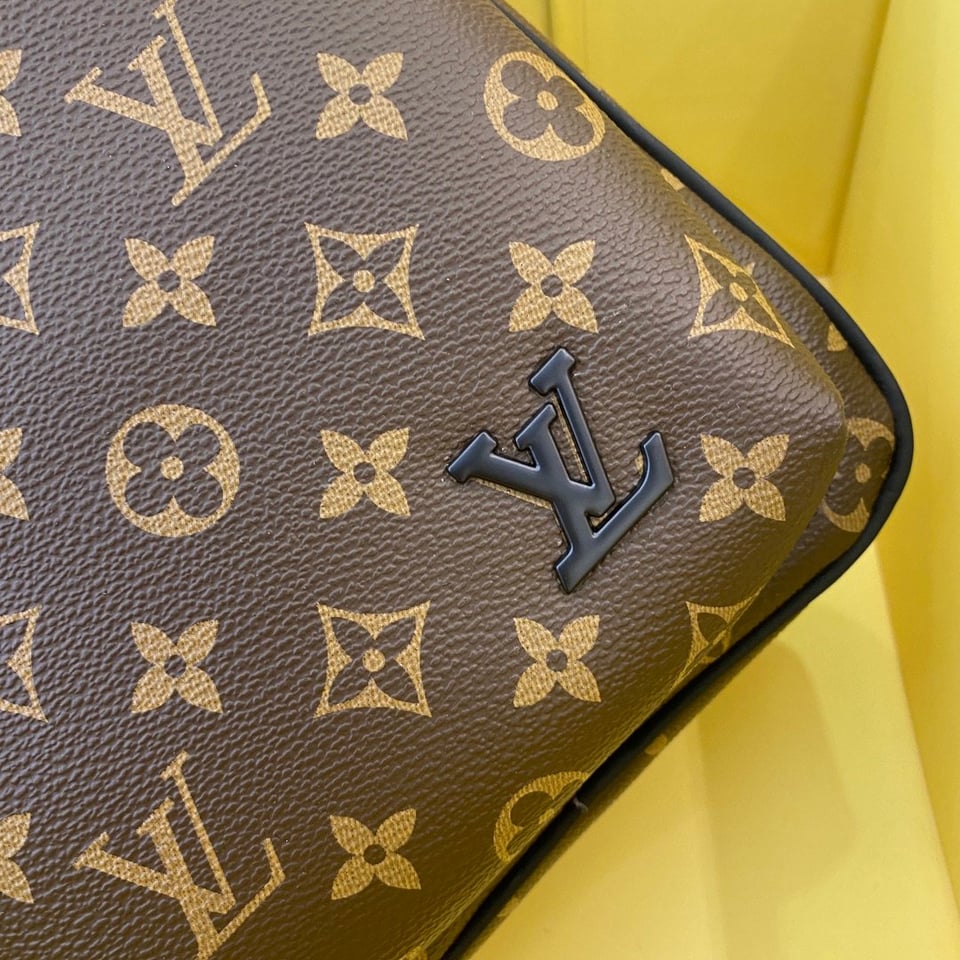 Louis Vuitton Avenue Nm Crossbody Bag Monogram 31Cm M46327 view 4