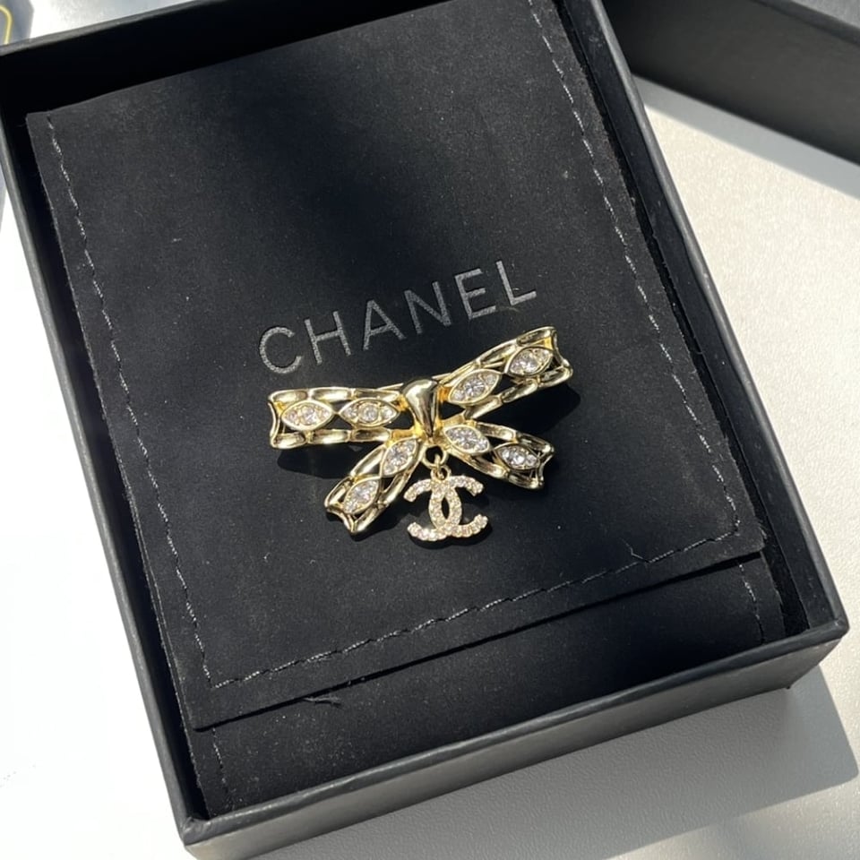Chanel Cc Bowtie Brooch Gold view 9