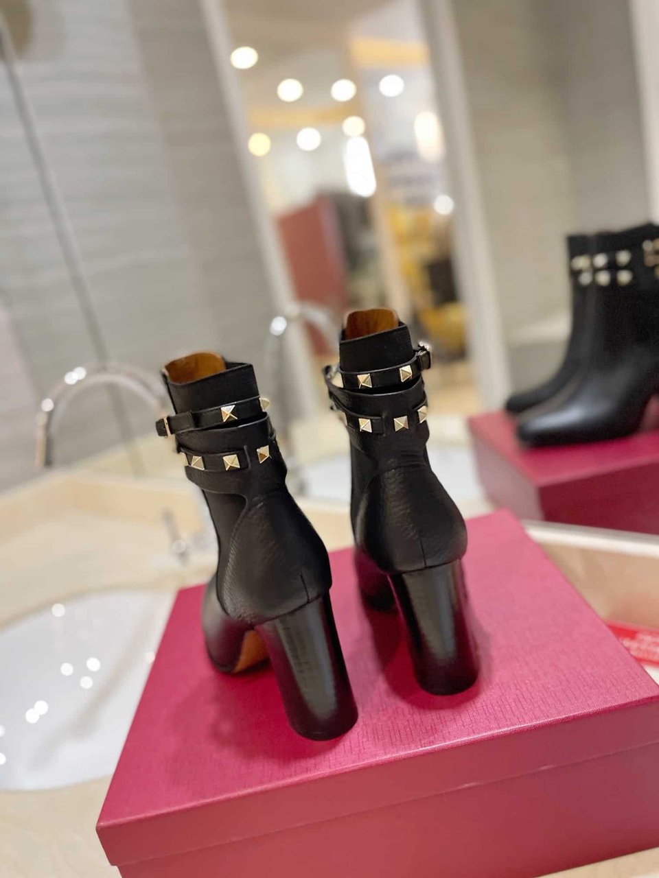 Valentino Garavani Rockstud Grainy Calfskin Ankle Boot Black 3W2S0P62Vce 0No view 3