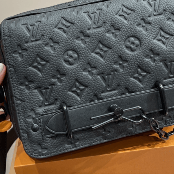 Louis Vuitton Steamer Messenger Black Taurilon Monogram 23Cm M57307 view 4