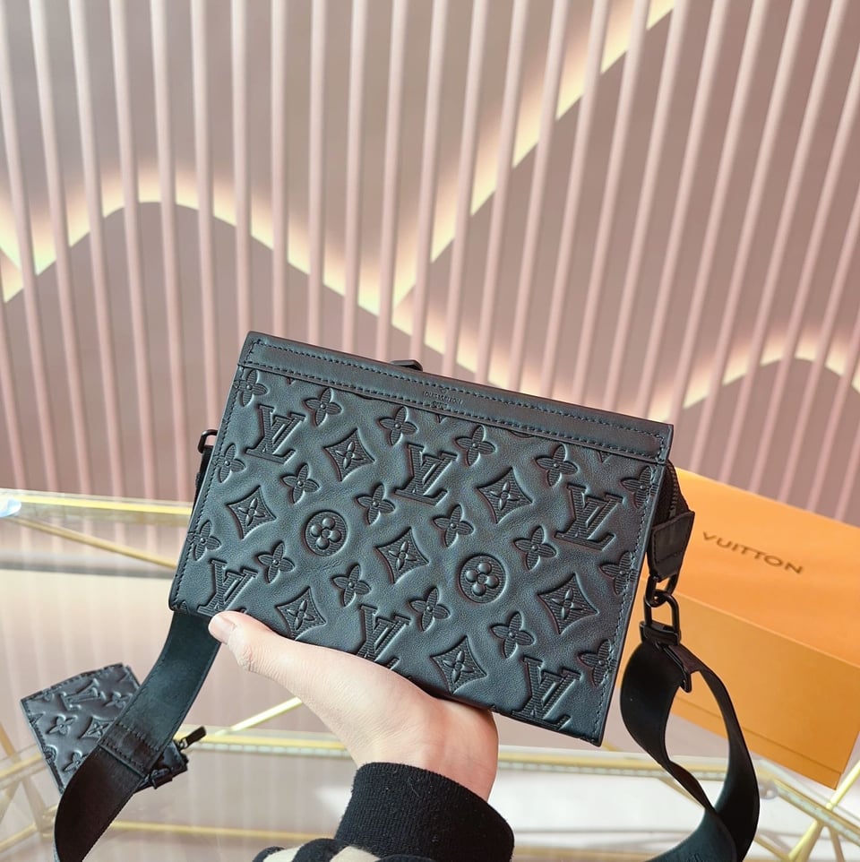 Louis Vuitton Gaston Wearable Black 22Cm M81115 view 6