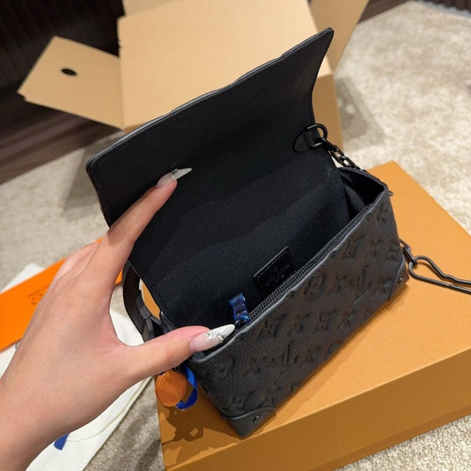 Louis Vuitton Steamer Wearable Wallet Monogram Taurillon Black 17Cm M81746 view 4