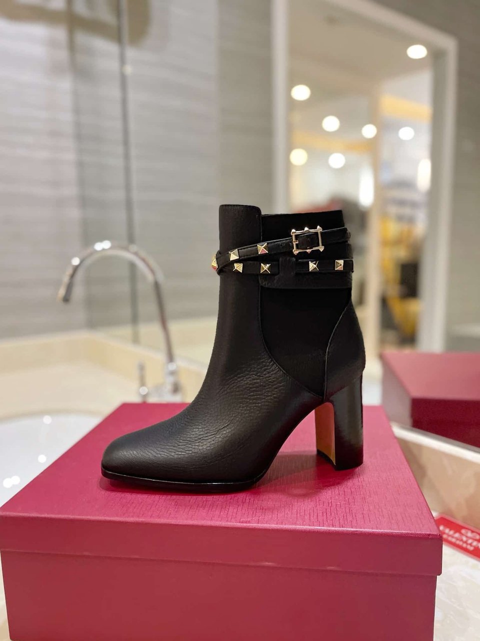 Valentino Garavani Rockstud Grainy Calfskin Ankle Boot Black 3W2S0P62Vce 0No view 8