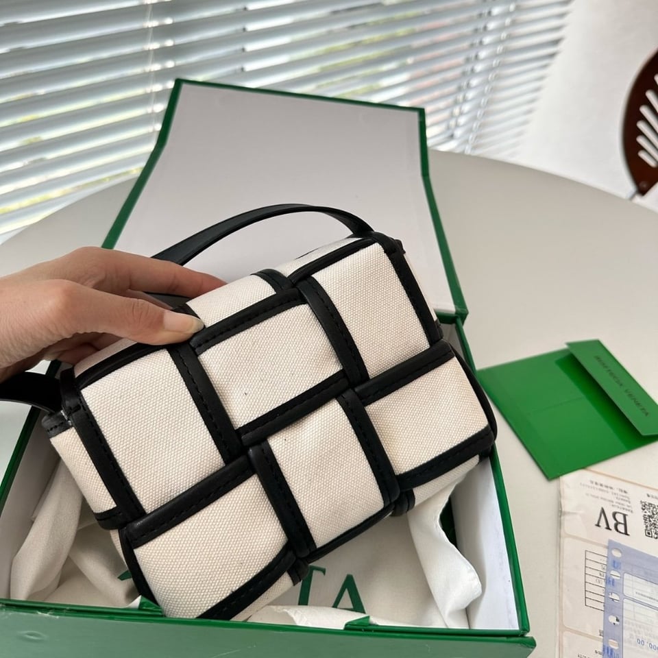 Bottega Veneta Mini Bag Natural Black 17Cm view 3