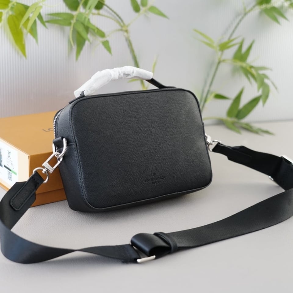 Louis Vuitton Avenue Messenger Bag Black 23Cm M11657 view 5