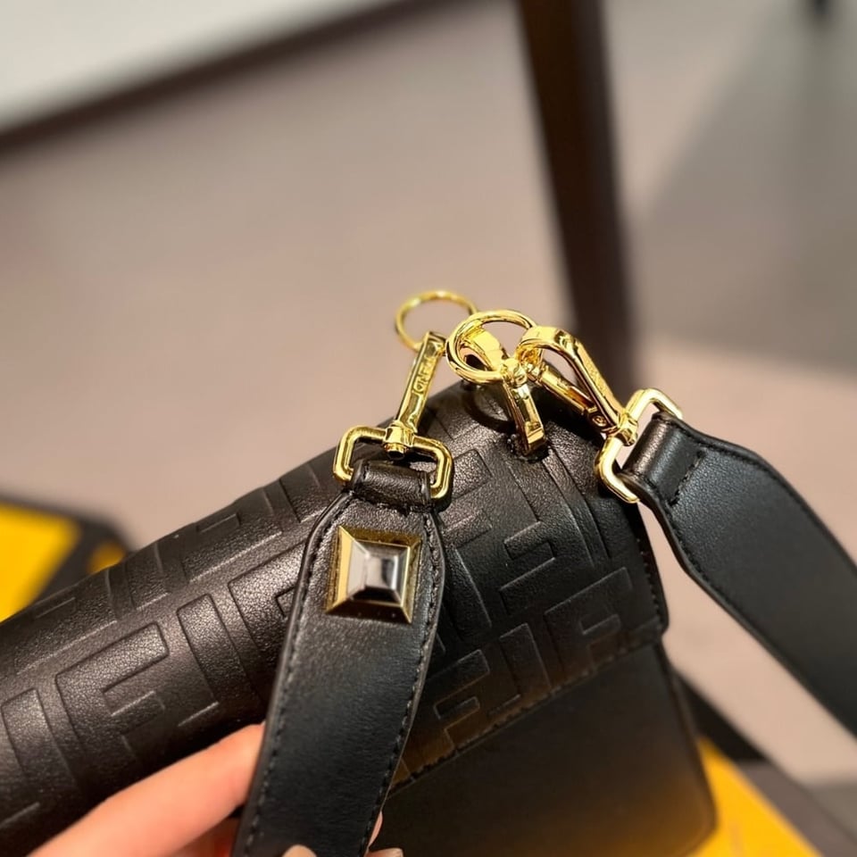 Fendi Logo Embossed Kan I Black 24Cm view 9