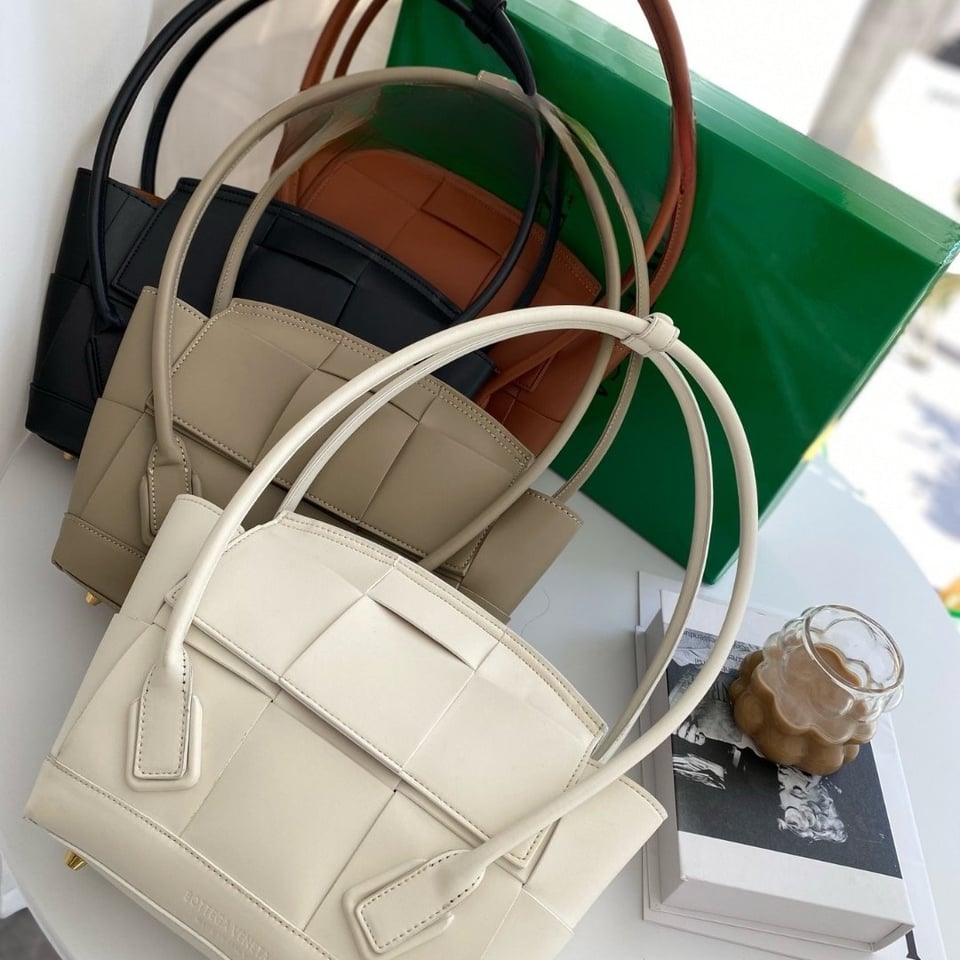 Bottega Veneta Arco Handbag Leather In White 20Cm view 4