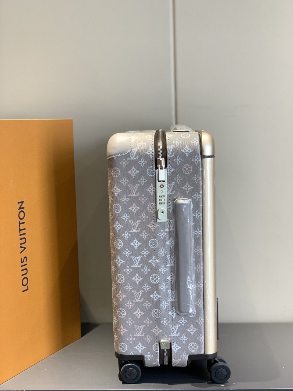 Louis Vuitton Horizon 55 Suitcase Mahina Perforated Calfskin Leather Gray 55Cm M10282 view 6
