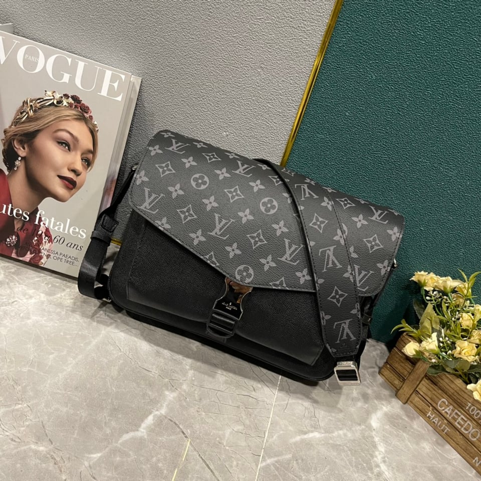Louis Vuitton Messengerama Black 29Cm M30746 view 3
