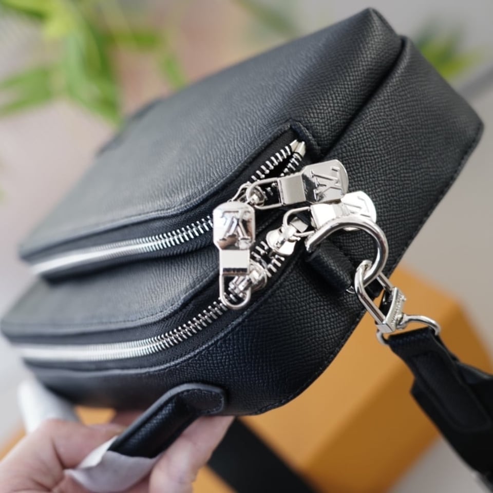 Louis Vuitton Avenue Messenger Bag Black 23Cm M11657 view 10
