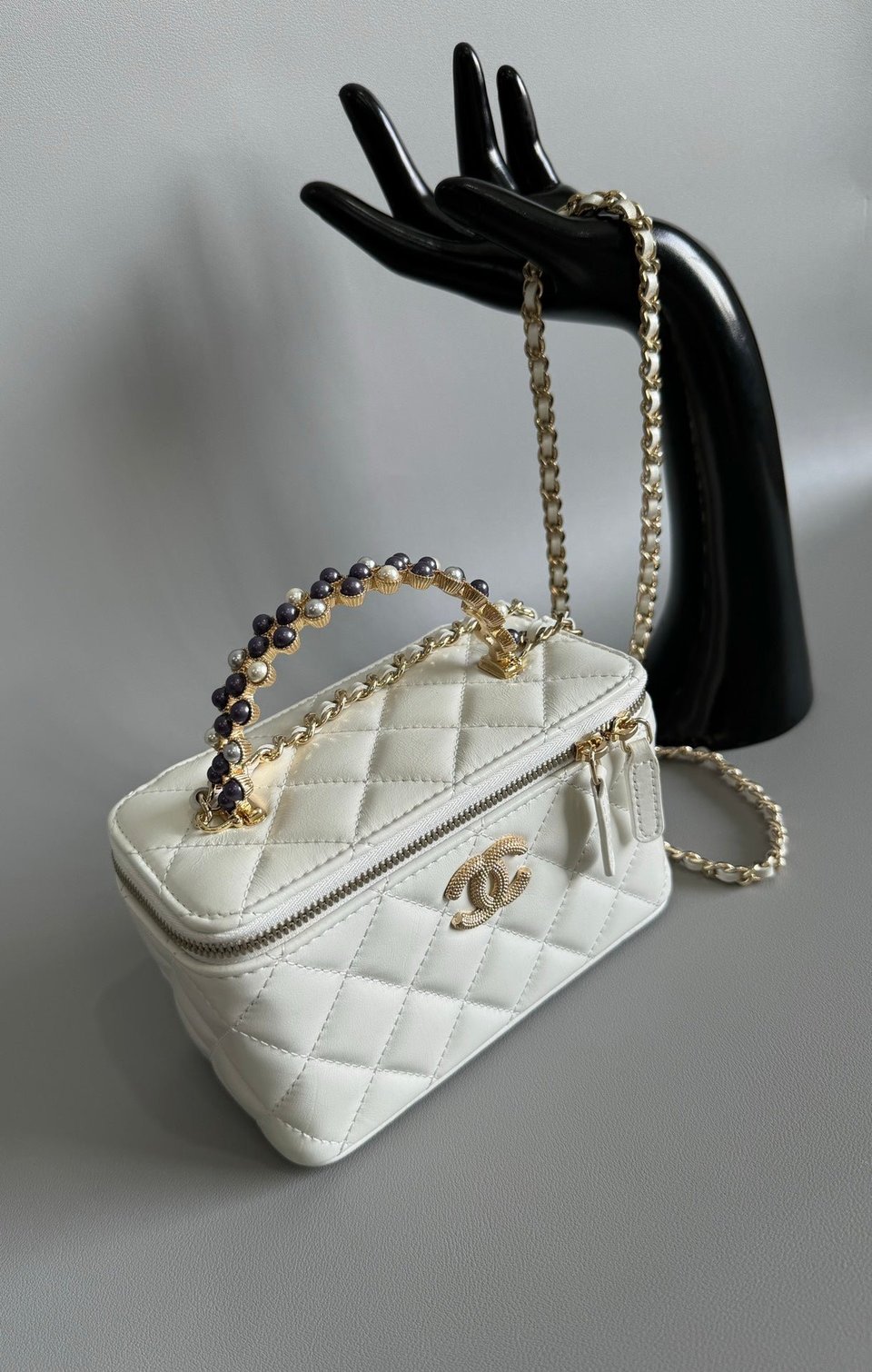Chanel Vanity Case Pearl 17Cm White Lambskin Gold Hardware view 4