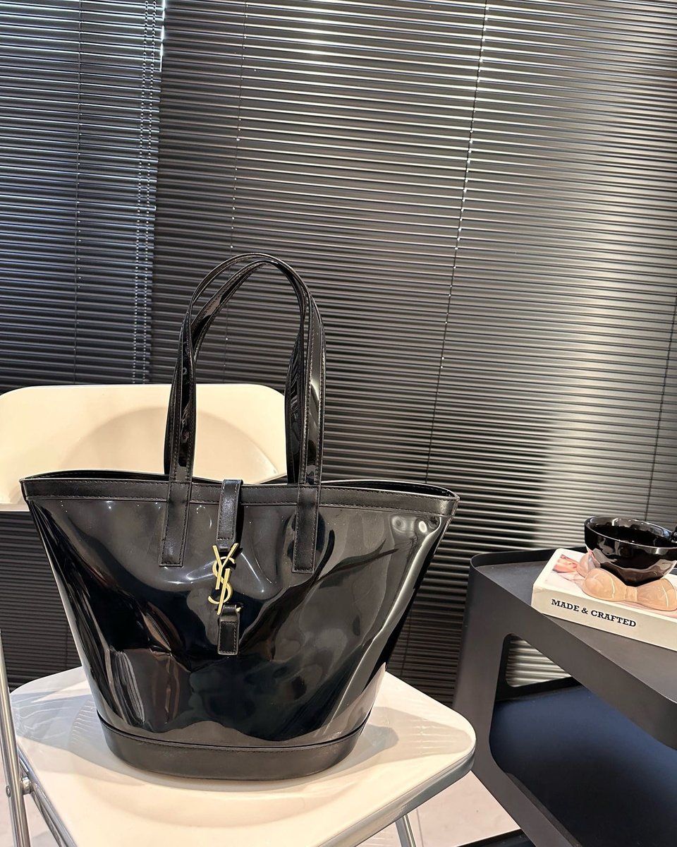 Saint Laurent Panier Medium In Vinyl And Shiny Leather Black 28Cm view 5