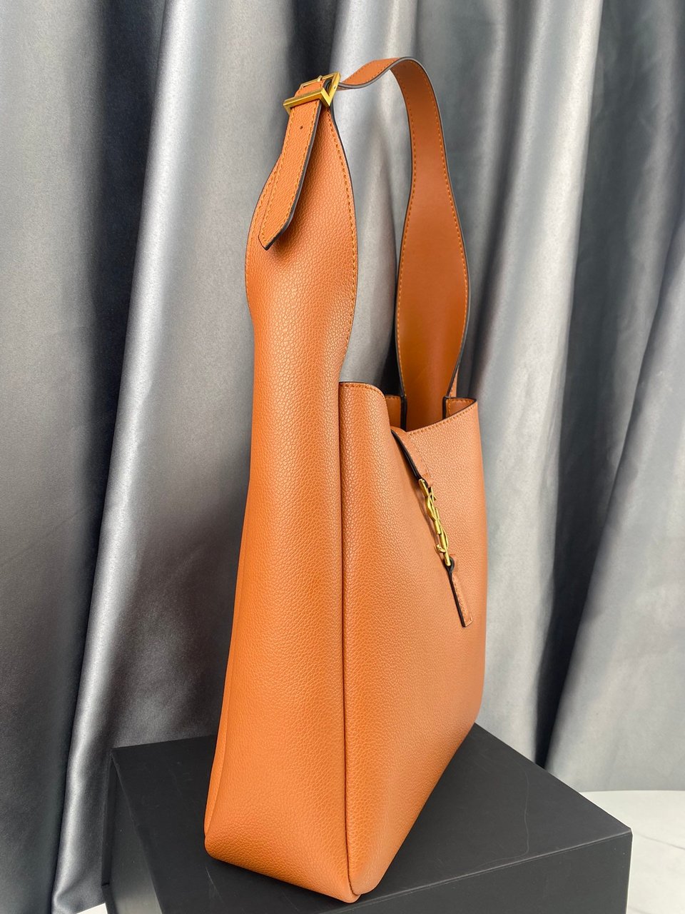Saint Laurent 5 A 7 Soft Small Hobo Bag In Smooth Leather Beige view 10