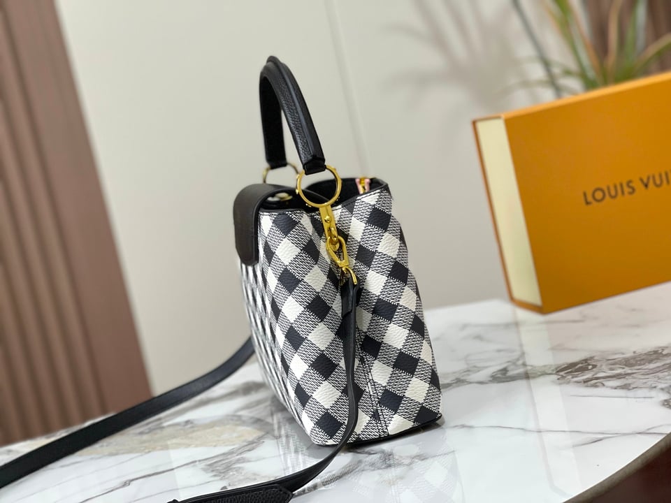 Louis Vuitton Capucines Black 32Cm M20716 view 4