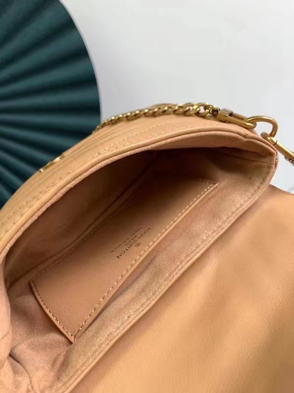Louis Vuitton New Wave Multi Pochette 19Cm Beige view 8