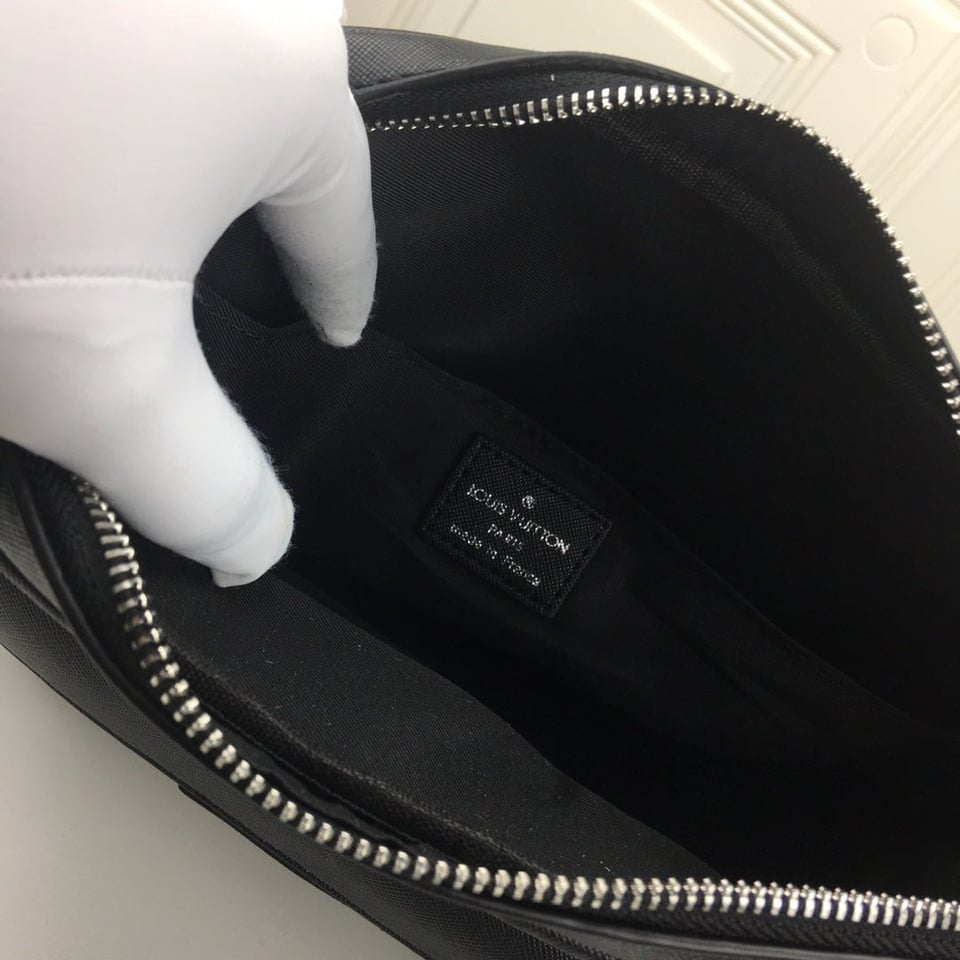 Louis Vuitton Outdoor Messenger Black 29Cm view 3