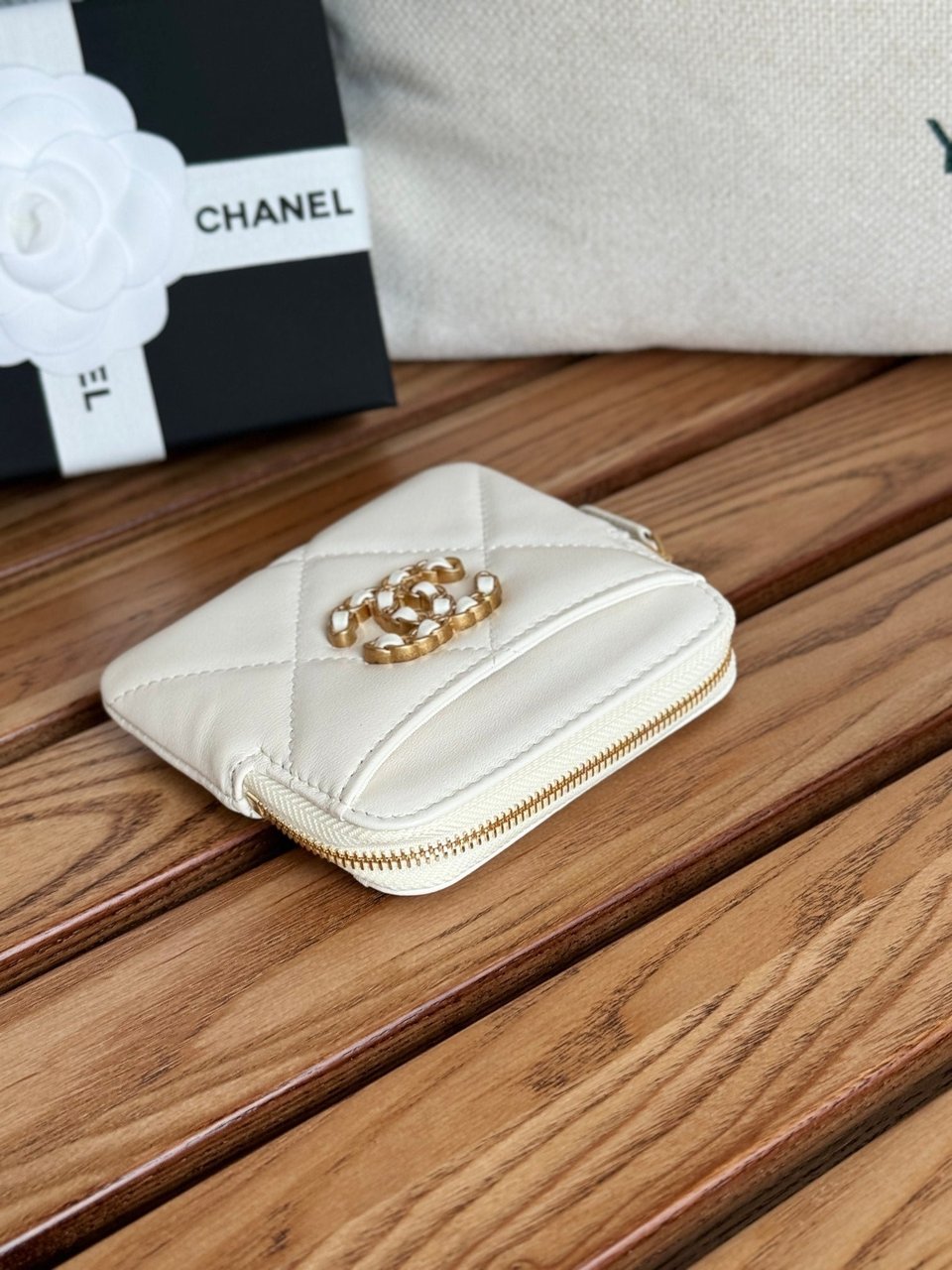 Chanel 19 Zipped Coin Purse 11Cm White Lambskin Gold Hardware view 9
