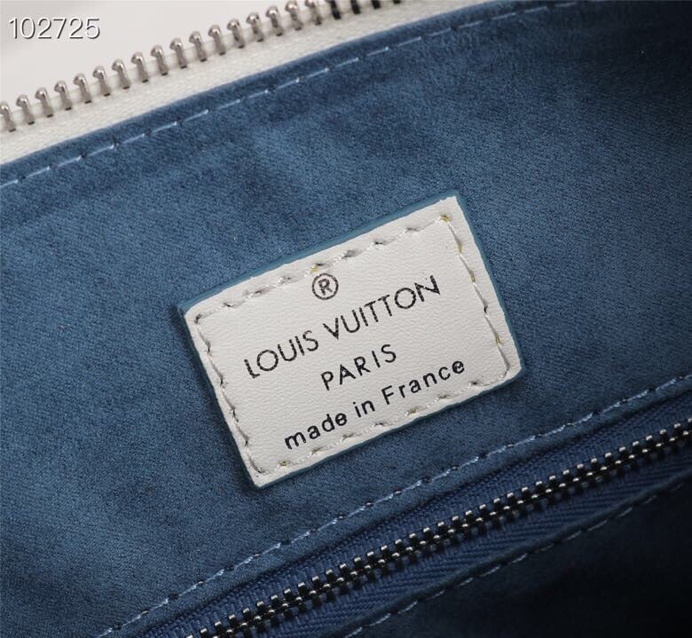 Louis Vuitton Beaubourg Hobo Mm White view 7