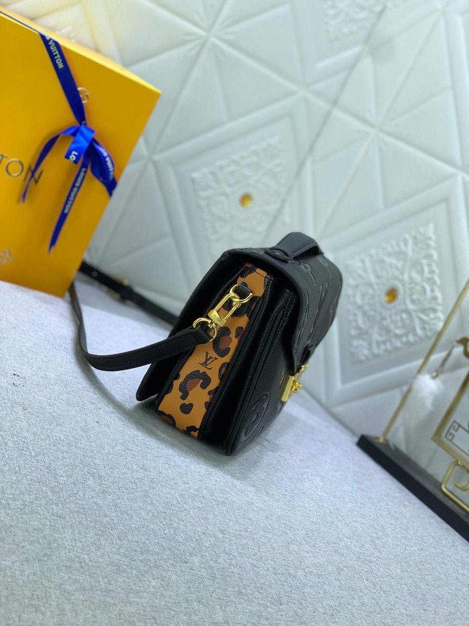 Louis Vuitton Pochette Metis Black 25Cm view 7