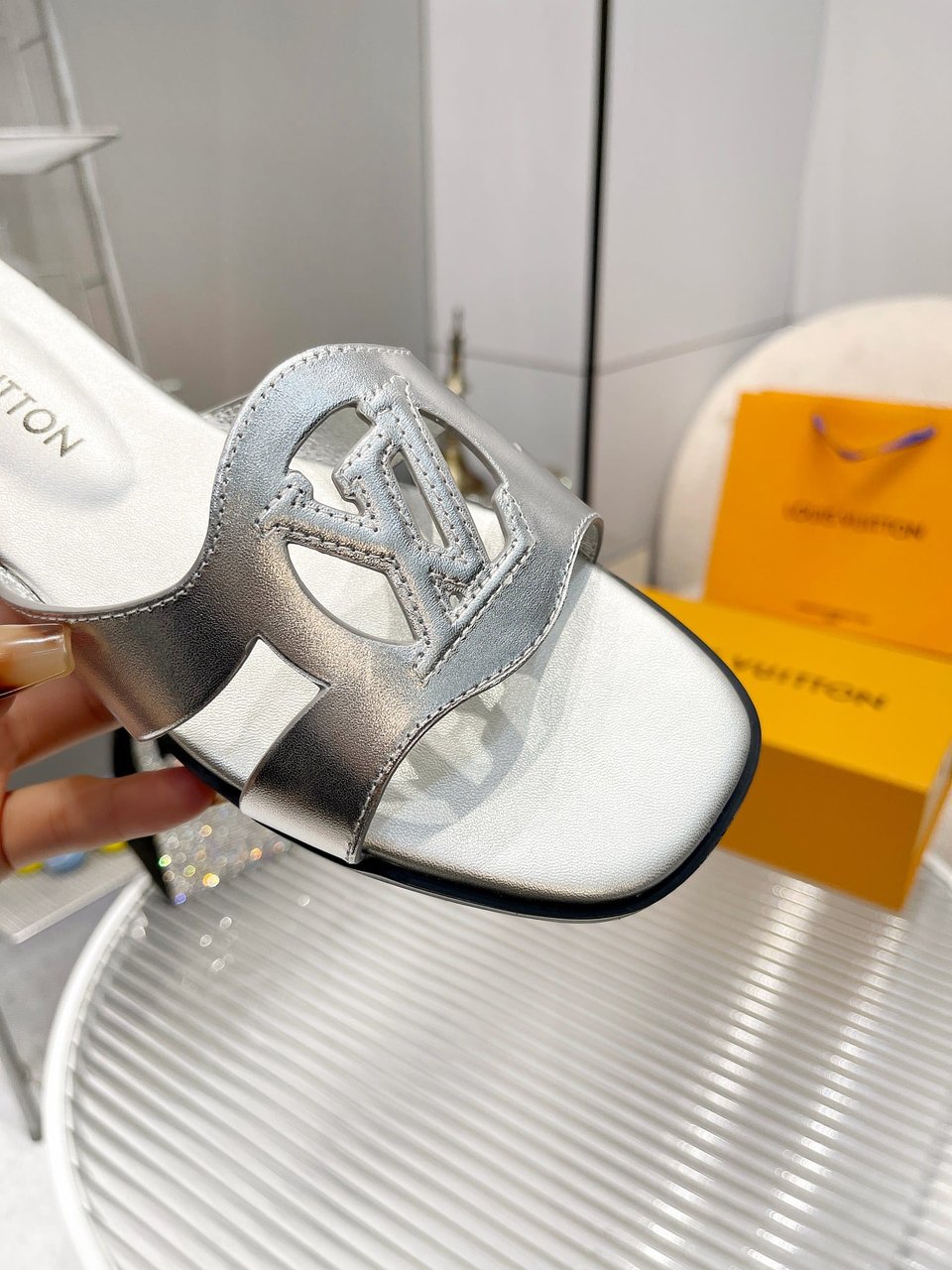 Louis Vuitton Lv Isola Flat Mule Silver 1Abqkh view 3
