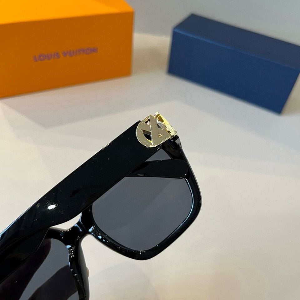 Louis Vuitton LV GO-14 Round Sunglasses view 7