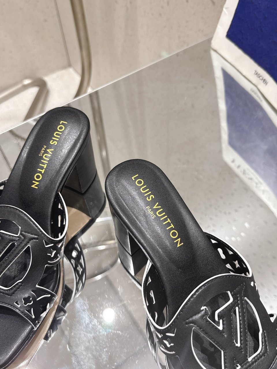 Louis Vuitton LV Isola Flat Mule Black 1AGYQN Women – 5.5cm Heel / 2.17in view 7