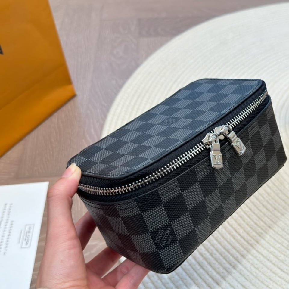 Louis Vuitton Toilet Pouch Damier Grey 23Cm view 3