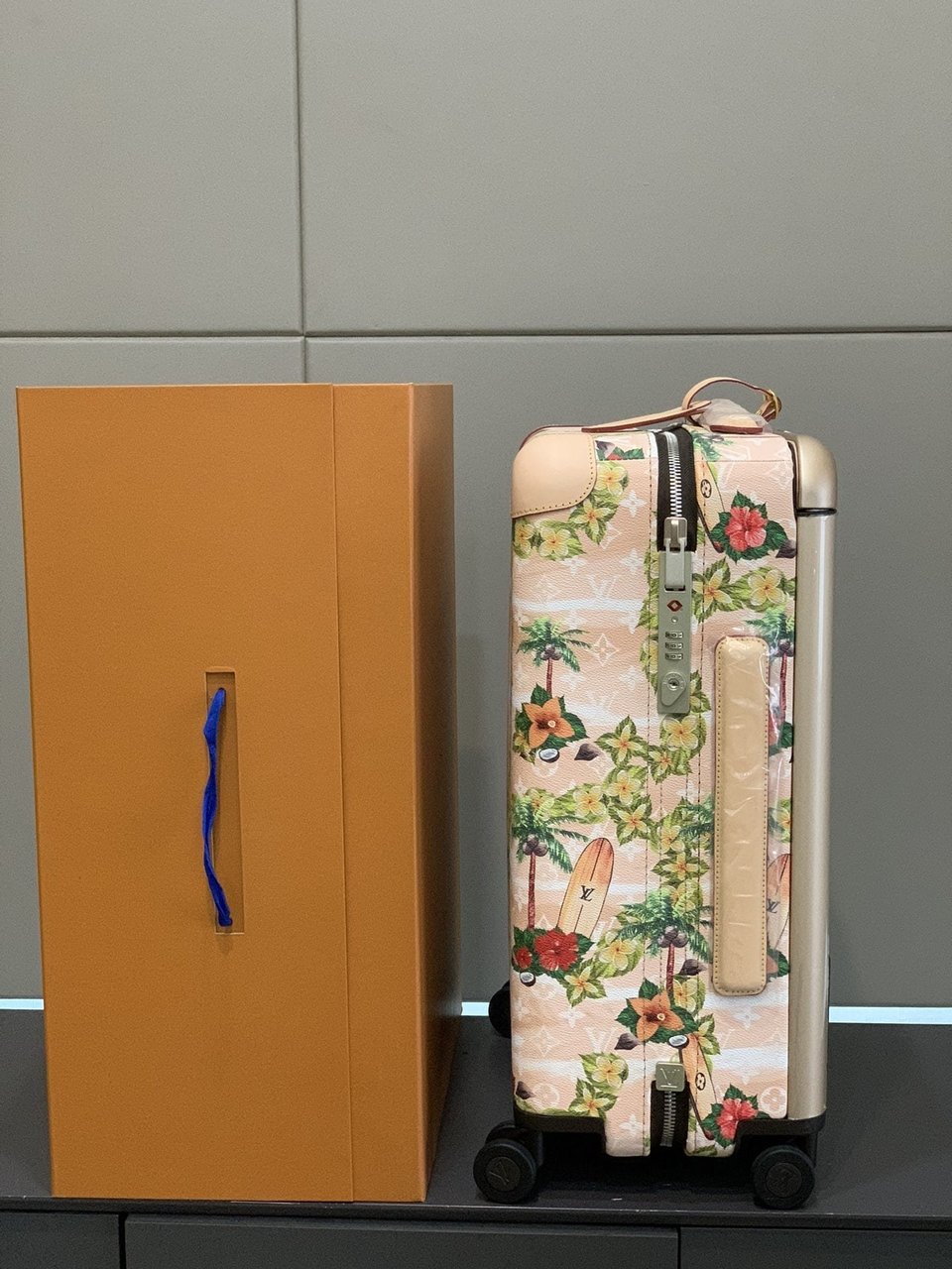 Louis Vuitton Horizon 55 Suitcase Monogram Surfin Coated Canvas Sand 55Cm M24798 view 4