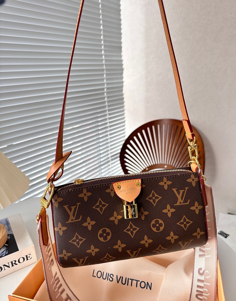 Louis Vuitton Pochette Tirette Monogram Canvas 23Cm M47123 view 5