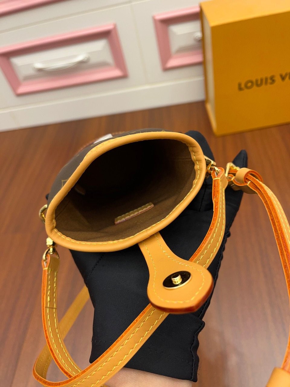 Louis Vuitton Fold Me Pouch 18Cm view 7