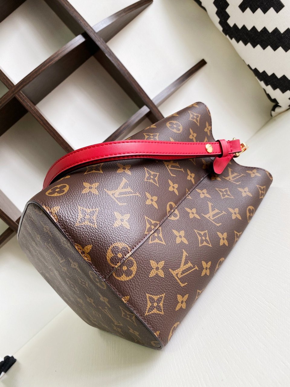 Louis Vuitton Neonoe Red view 5