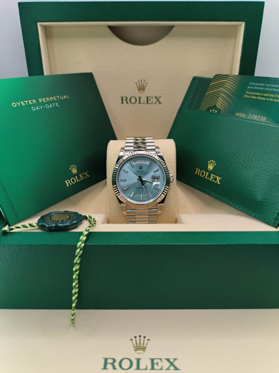 Rolex Day-Date 40 mm Ice blue Dial 228236 view 4