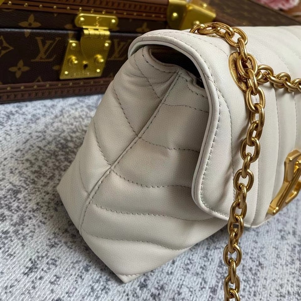 Louis Vuitton New Wave Chain 24Cm Ivory M58549 view 4