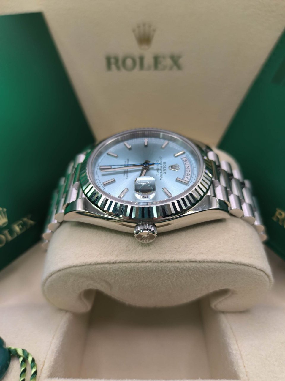 Rolex Day-Date 40 mm Ice blue Dial 228236 view 6
