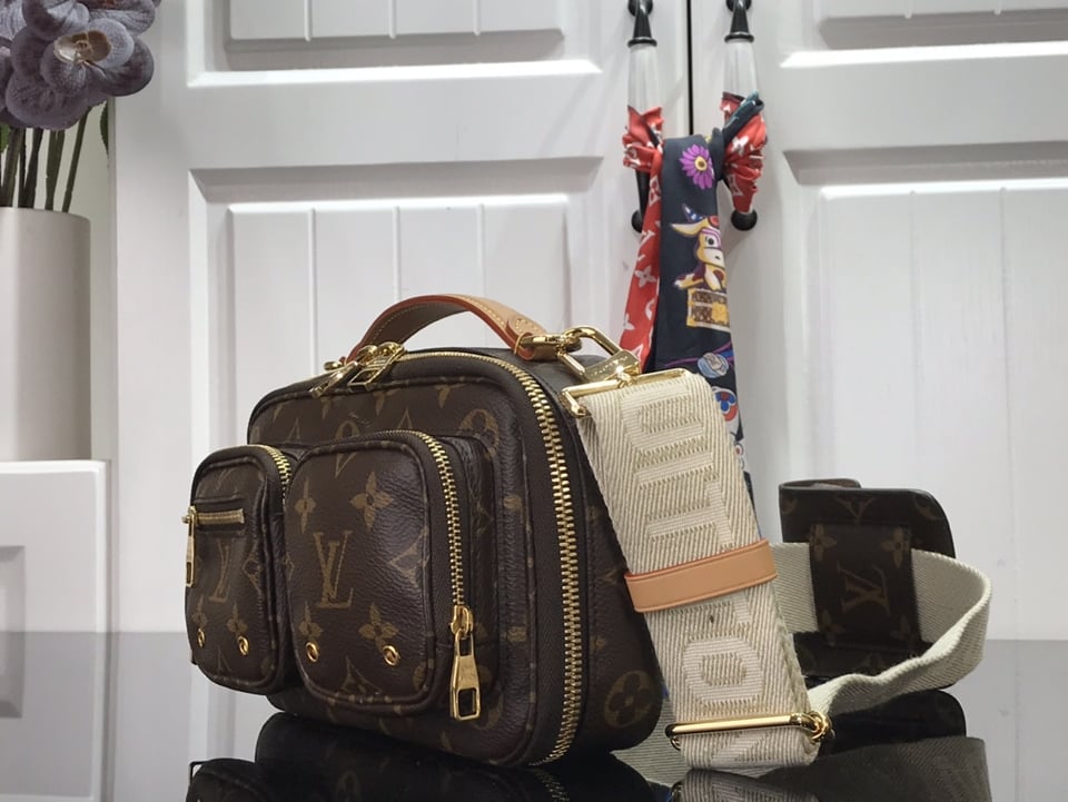 Louis Vuitton Utility Cross-Body Bag 18 Cm view 3