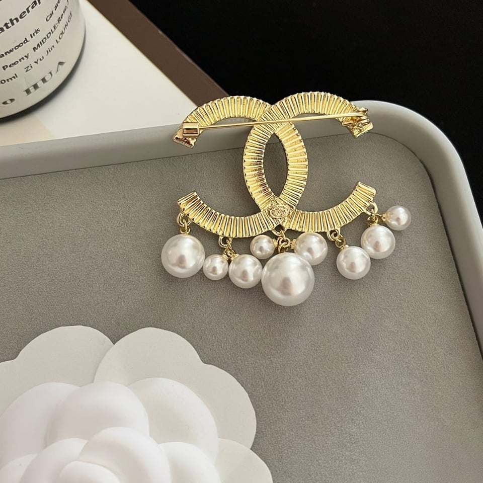 Chanel Cc Brooch Gold With Pearls view 6