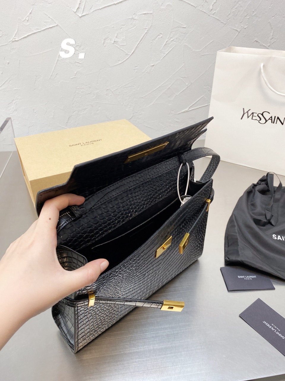 Saint Laurent Manhattan Shoulder Bag In Crocodile Embossed Shiny Black Gold 24Cm view 9