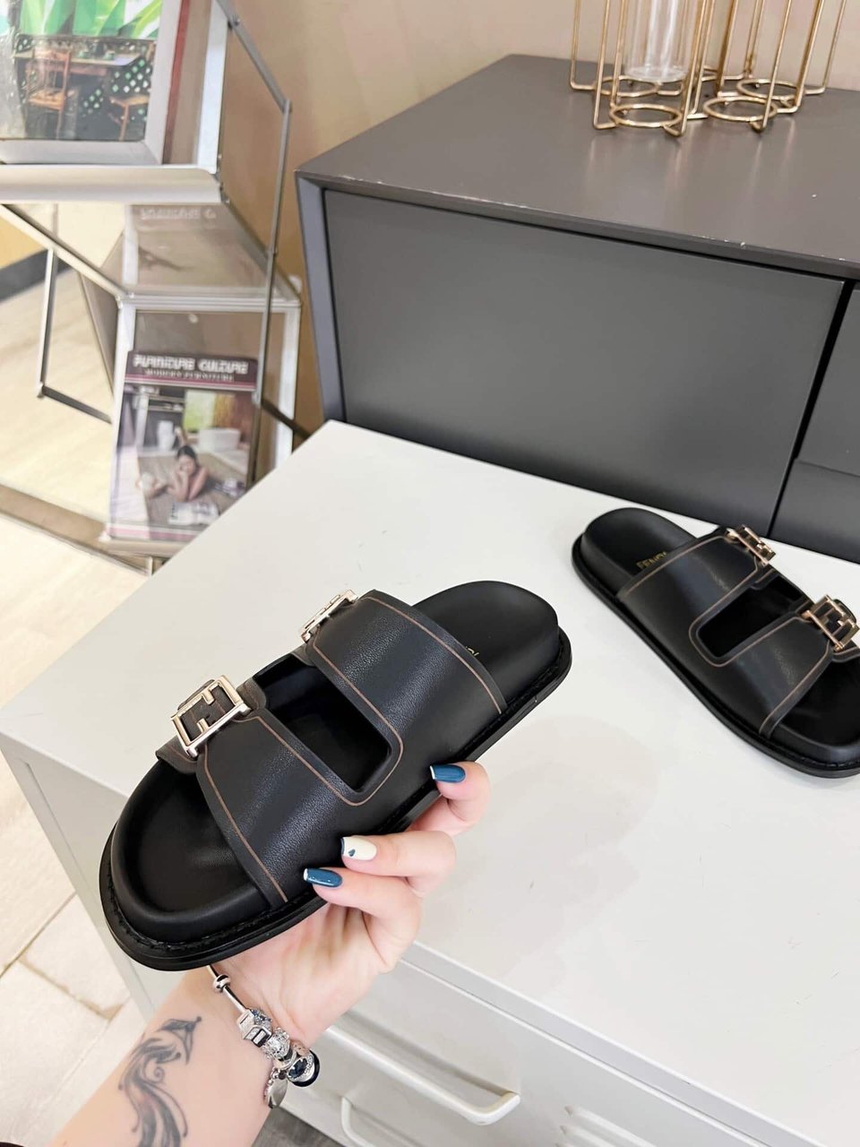 Fendi Feel Leather Slides Black view 4