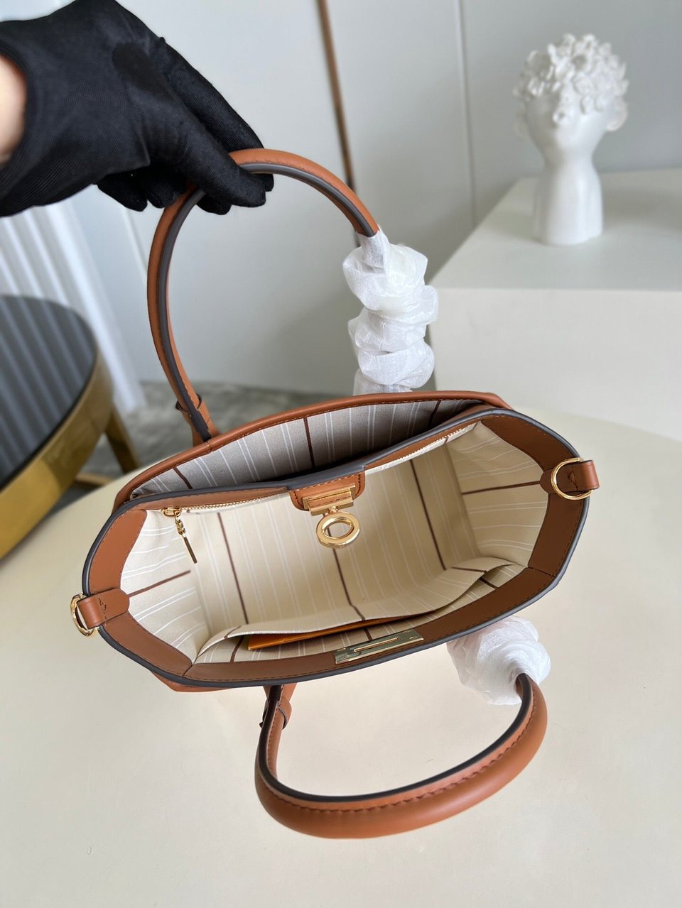 Louis Vuitton On My Side Pm 25Cm Brown view 9