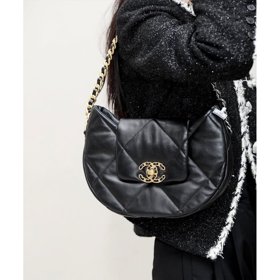 Chanel 19 Hobo Bag Black Quilted Lambskin 24cm view 3