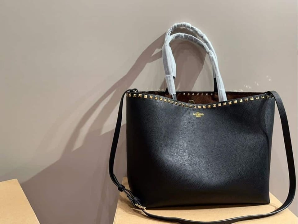 Valentino Garavani Rockstud Grainy Calfskin Tote Bag Black 35Cm 4W2B0B70Vsf 0No view 3