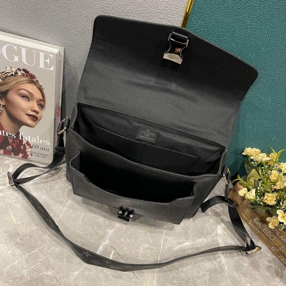 Louis Vuitton Messengerama Black 29Cm M30746 view 6