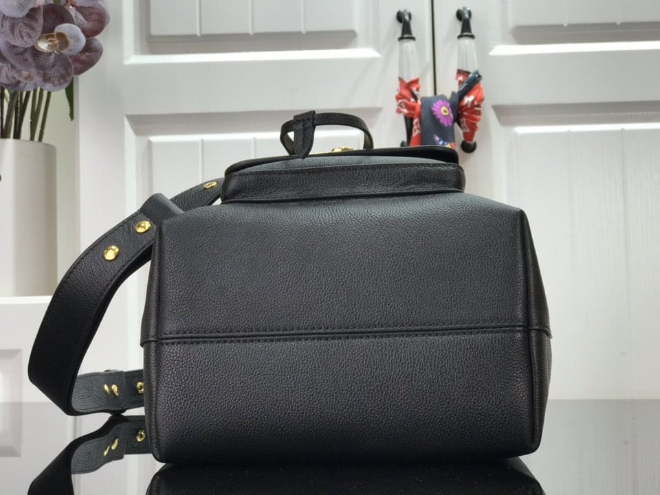 Louis Vuitton Lockme Bucket 23Cm Black view 8