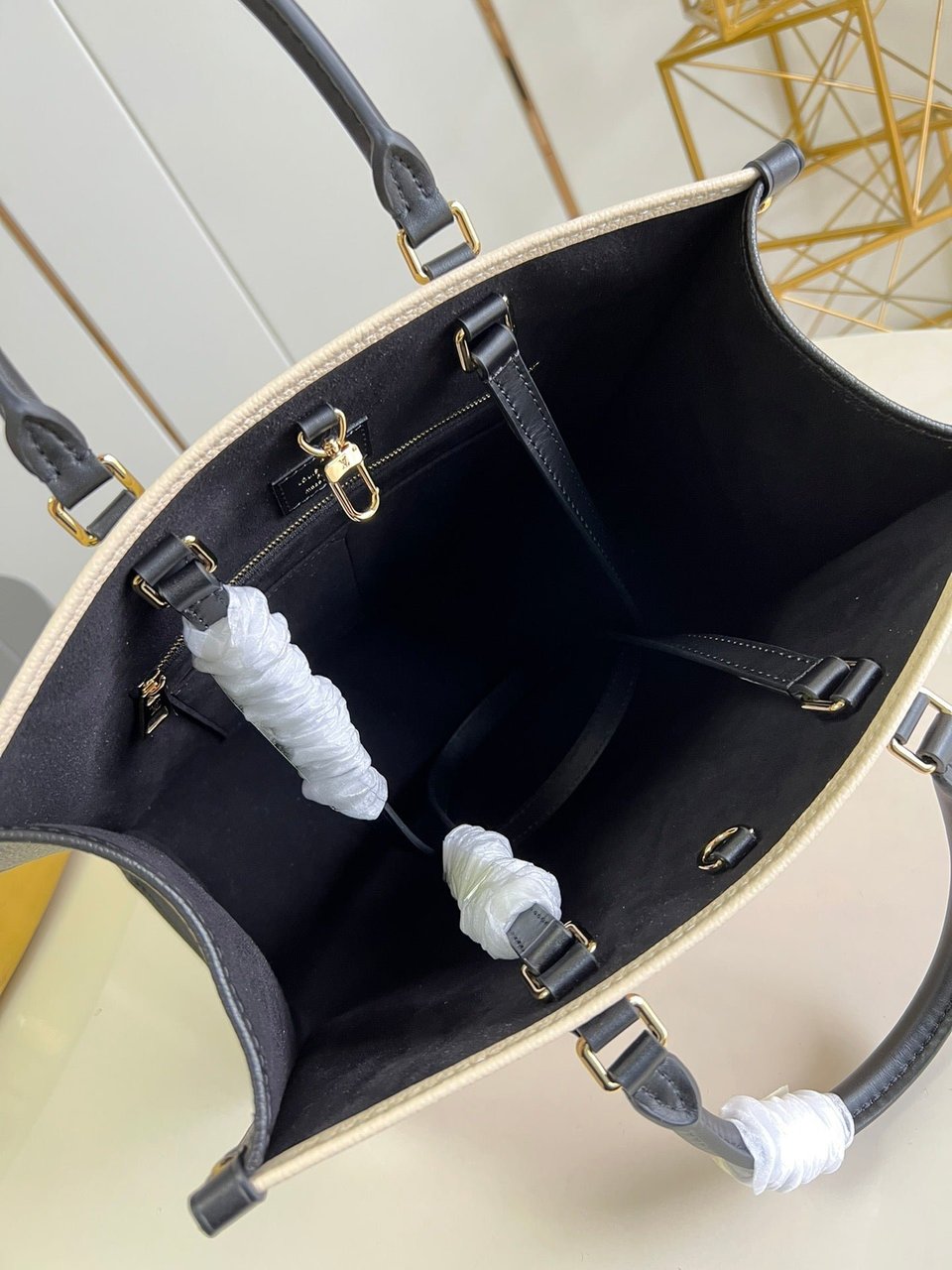 Louis Vuitton Onthego MM Tote Monogram Cream Beige Black 35cm view 11