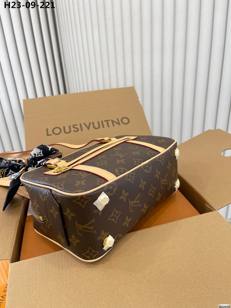 Louis Vuitton Cite Bag Monogram Brown 25Cm M46321 view 8