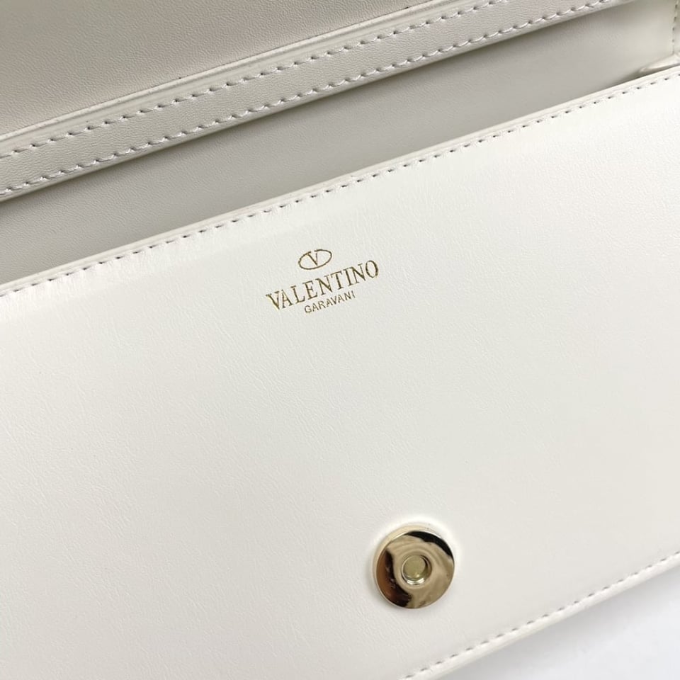 Valentino Garavani Locò Shoulder Bag In Ivory 27Cm view 7