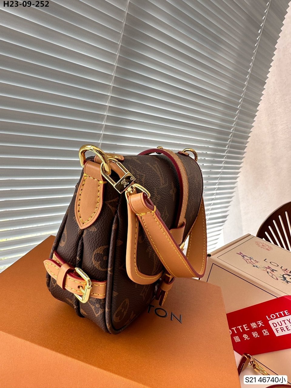 Louis Vuitton Saumur Monogram Brown 20Cm M46740 view 9